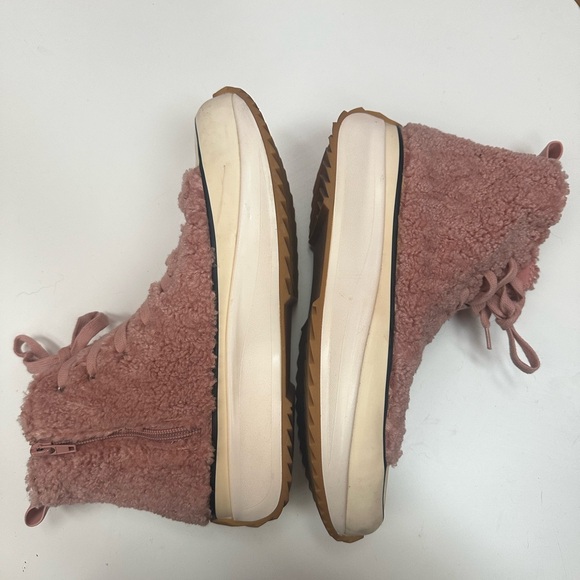 Steve Madden Pink Fuzzy Converse Sneaker size 10 - Picture 6 of 7